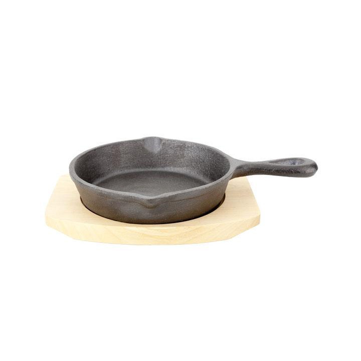 Patelnia żeliwna na drewnianej podstawce 135 mm